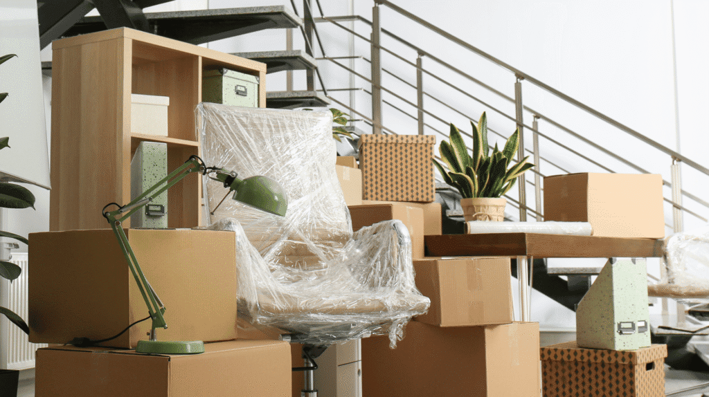 Como embalar itens frágeis para mudança e proteger seu patrimônio